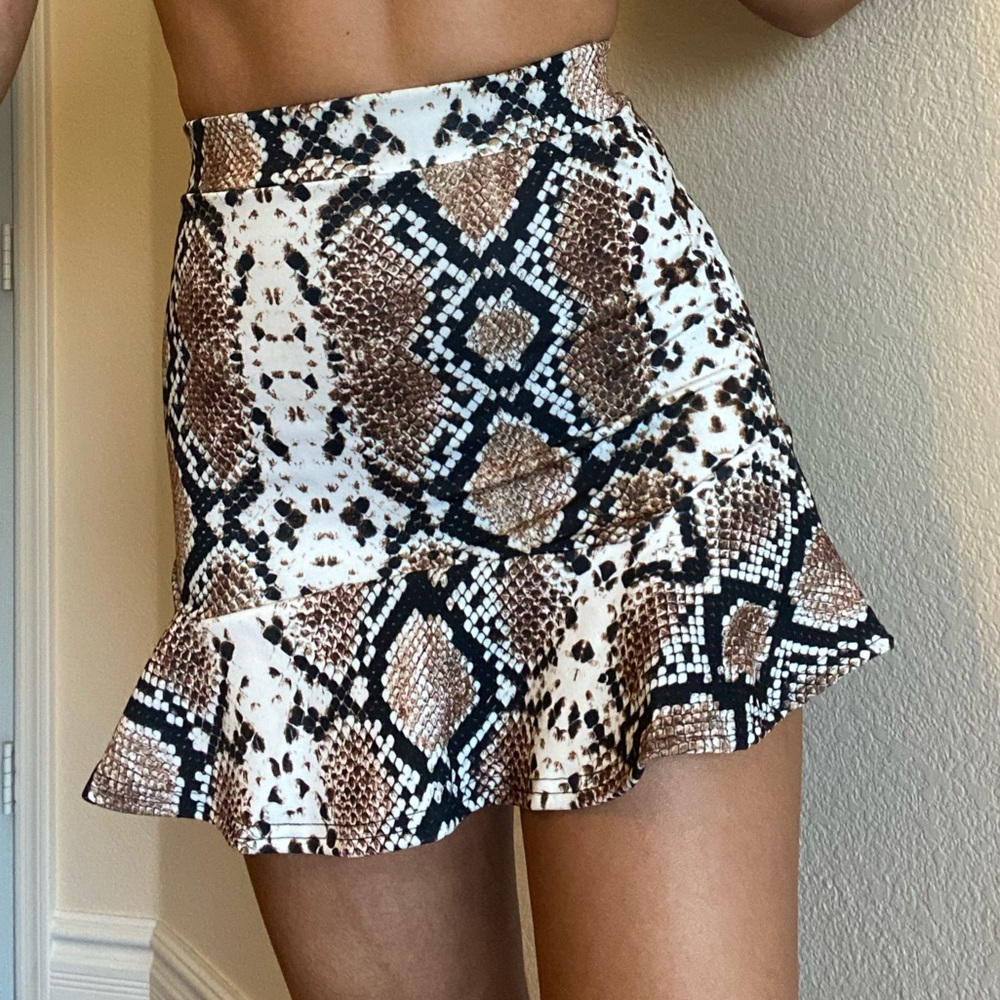 PRETTYLITTLETHING SNAKE PRINT SKIRT